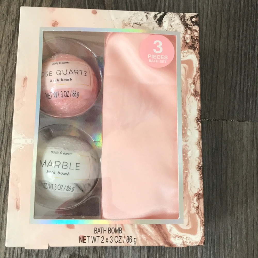 3 piece bath bomb gift set.